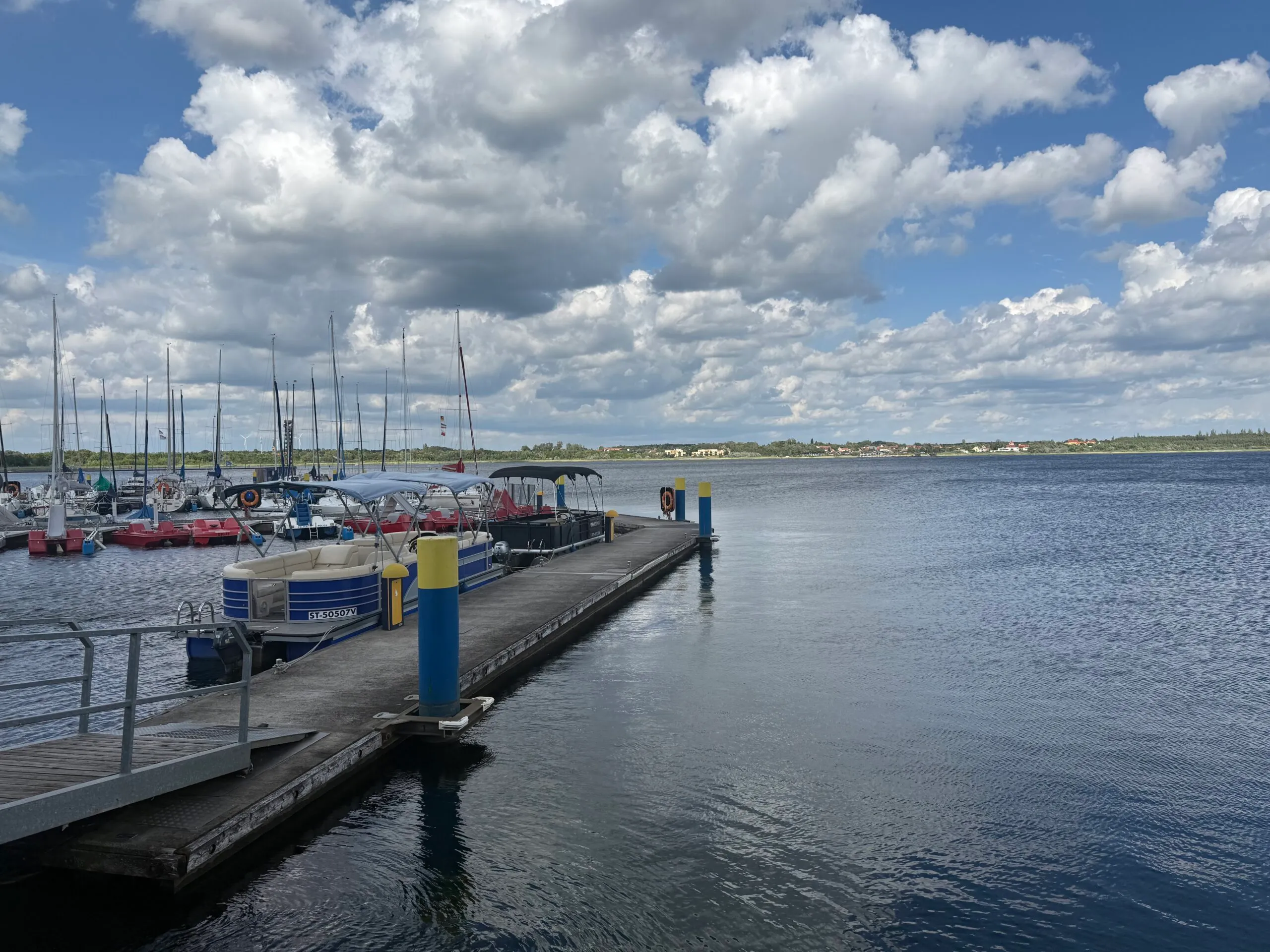 Steganlage der Bernstein Marina mit Segelbooten