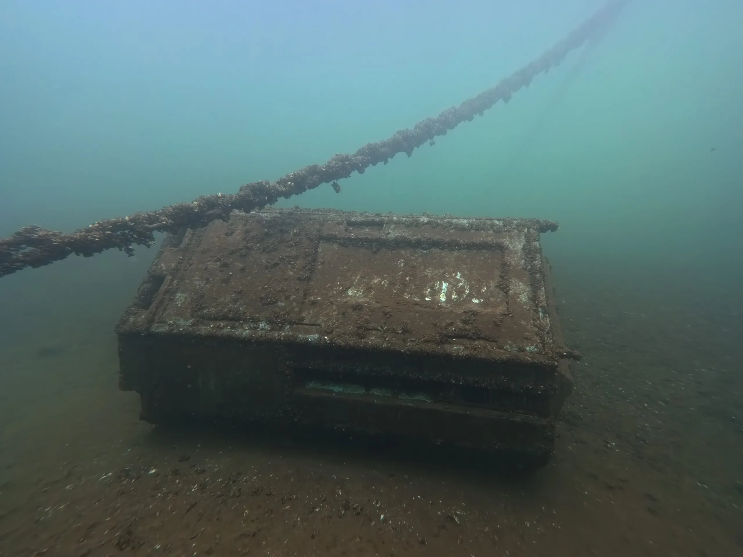 Versenktes Dixi-Klo am Pegelturm im Goitzschesee
