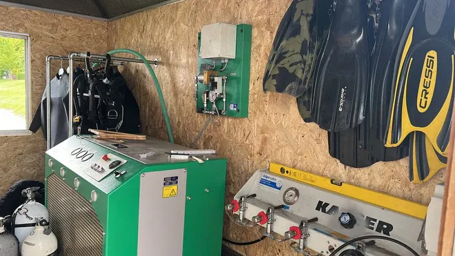 Füllanlage mit Kompressor und Füllrampen an der Tauchbasis